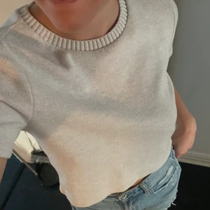Tjockare t- shirt  - Beige tjockare , nästan stickad ish t- shirt från Zara som är lite kortare i modellen 🥰😋 jättefin men kmr aldrig t användning. Är i storlek L men väldigt liten i modellen. Köparen står för frakt. 