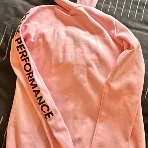Peak performance pink - Rosa Peak performance i exmall. Dotter gilla ej färgen så den har bara blivit liggande. Ett litet skönhetsproblem. Följande: det är några små hål i nätet på insidan vid fickan. Syns ej när man har den på sig, bild kan skickas. 