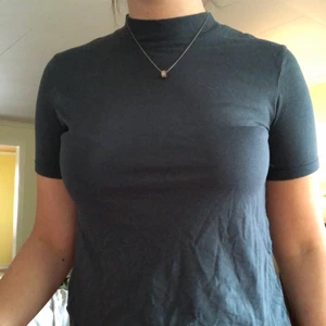 Kortärmad polo - Använd ett fåtal gånger. I en blå-grön färg.