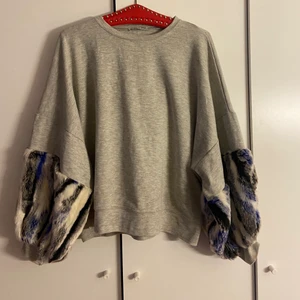 Zara tröja - Jätte cool tröja från zara med ”fluff” på änden av ärmarna. Mer bilder kan skickas privat. Storlek S💖