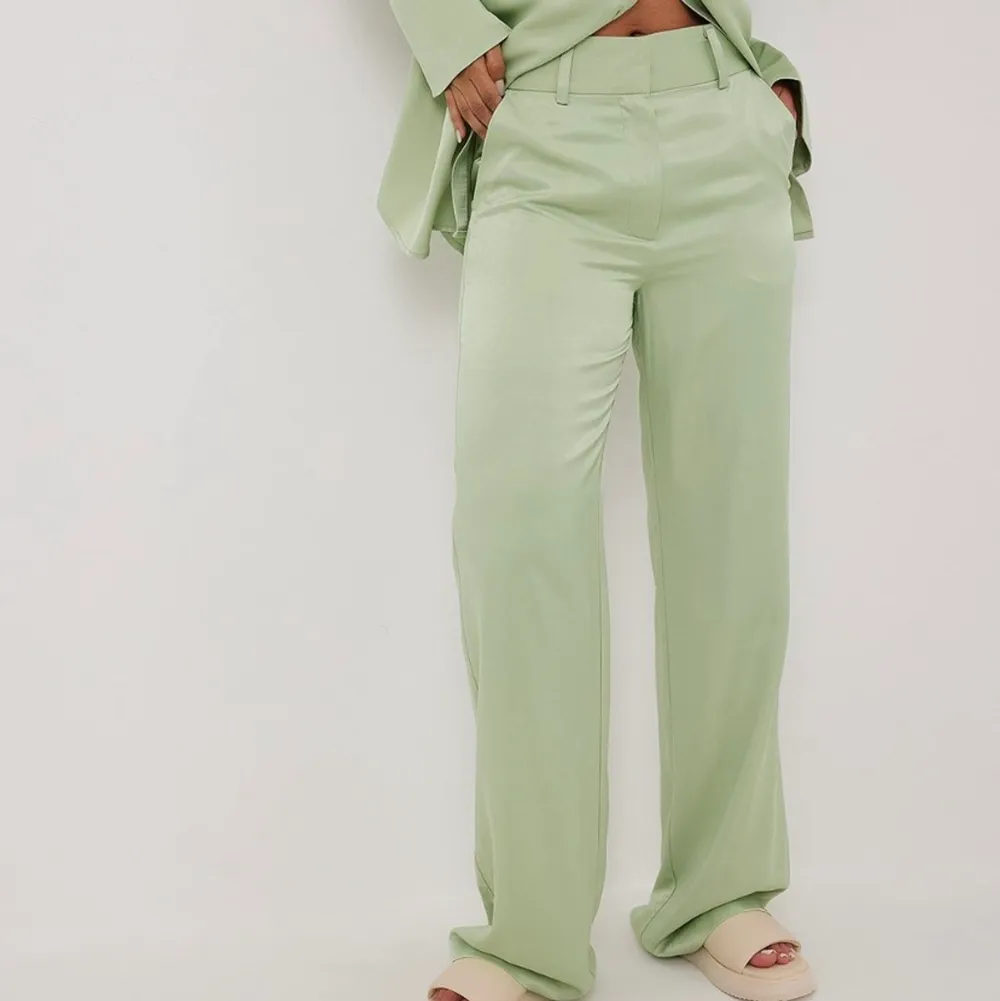 Säljer dessa gröna kostymbyxor från Lojsan Wallin X NA-KD!! Säljer pga för liten vid rumpan/låten! Super sköna & långa! Nypris 499kr, säljer för 200 + frakt. Jeans & Byxor.