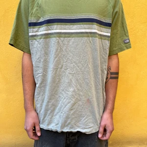 Northface vintage  - Tisha från northface vintage i bra skick med en liten fläck 