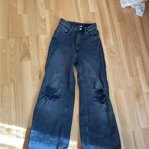 Svarta vida jeans med hög midja! Slitna i knäna och är i en ”washed” denim! Från H&M divided. Använda 1-2 gånger!