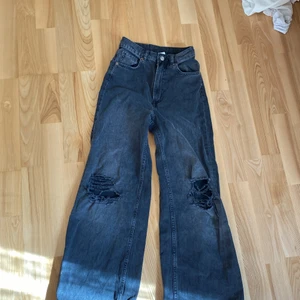 Svarta wide-leg jeans! - Svarta vida jeans med hög midja! Slitna i knäna och är i en ”washed” denim! Från H&M divided. Använda 1-2 gånger!
