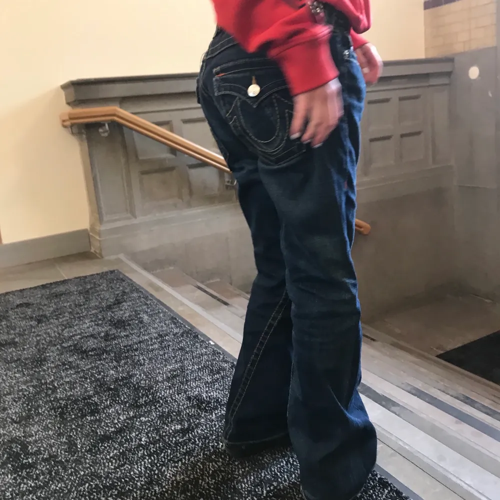 trueyyysssss både bootcut o lågmidjade i guzz modell. Storlek 30. Assss snygga and i love emmm o e it helt säker på om ja vill sälja . Jeans & Byxor.