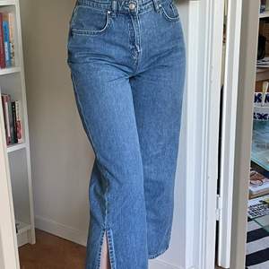 Ett par högmidjade cropped jeans från Gina Tricot med en ”slit”-detalj längst ner på benen!💙 Storlek 40 och i gott skick!