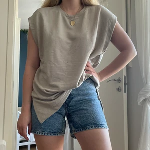 Lång tröja  - Längre beige tröja från HM i storlek S. Kan användas som kort klänning eller med shorts/byxor under! Superskönt material och helt oanvänd, prislapp sitter kvar 