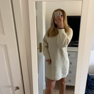 Vit stickad ull klänning - Säljer denna jättemysig krämvit ullklänningen❣️Supermysig en sommarkväll, storlek ca men passar även mig med s/m🫶🏽Bra skick, OBS:Säljer en likadan fast i svart också💖