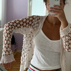 Hålstickad topp - Säljer min söta topp/kofta köpt vintage i en söt liten butik i Majorna här i Göteborg. Fastsydda små pärlor och jättefint stickad 🫶🏽