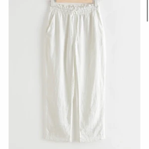 Linnebyxor  - Så fina vita linnebyxor får &other stories, använd ett fåtal gånger och är som nya! Säljer då jag han andra likadana, hör av er för fler bilder 💗 storlek xs skulke säga att de passar passa xs-m 