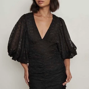 Fin festklänning!  - Super fin klänning från NA-KD. Använd endast en gång. Säljer då den inte kommer till användning🥰Skriv för egna bilder✨