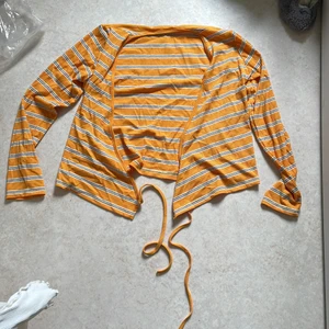 Gul kofta - Gul randig kofta från Junkyard, går att knyta på framsidan.