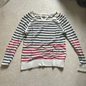 Stickad tröja Tommy Hilfiger - Stickad tröja med blå och röda ränder från Tommy Hilfiger.