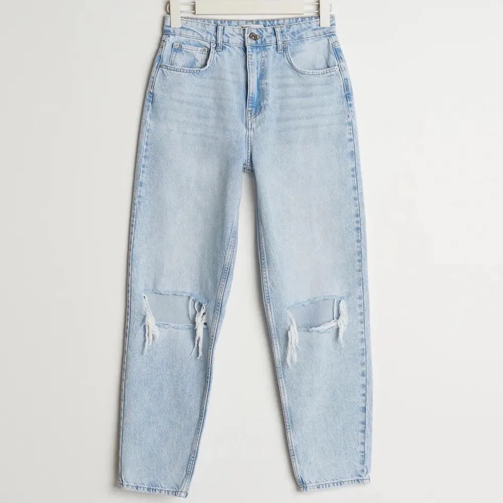 Säljer jeans från Gina tricot fick dom i julas och inte använt mycket Max 5 gånger. Bra skick storlek 34 kort i Model . Jeans & Byxor.