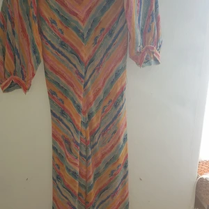 Vintage klänning från Frankrike  - Vintage klänning från Frankrike märke Renata strl 40 men är mindre än så ca Small / Medium. Jag har Small i strl och då sitter den nog bäst. Skitsnygg festival klänning med vintage Coachella vibe :-) Har fickor i sidan. Kan skicka mot fraktkostnad 