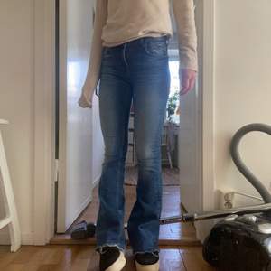 Utsvängda jeans från zara i storlek 34. 150 kr!