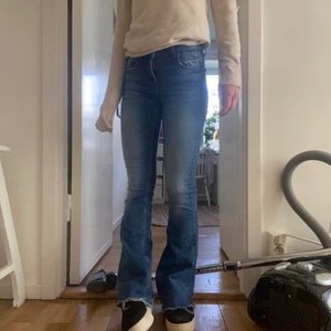 Bootcut jeans - Utsvängda jeans från zara i storlek 34. 150 kr!