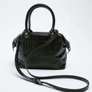 Svart väska - Fin axelremsväska från zara!! svart med små silvriga nitar