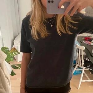 Softgoat tröja - (LÅNADE BILDER) säljer denna fina Kashmir tröja från soft goat. Säljer endast vid bra bud. Sparsamt använd och i väldigt bra skick. Skriv endast om du är 100% säker på att du vill köpa