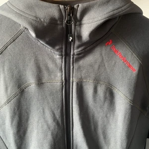 Peak performance ziphood - Jätte fin peak tröja. Ljusgrå med rosa detaljer. Nyskick.