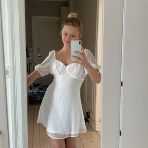 White skater dress size 36 - Vit, supersöt klänning från förra årets studentköp, men den är helt oanvänd (lappen finns kvar). Den är i perfekt skick, superfin till årets student/sommaren.🤍🌸💐 Säljer då den har blivit för liten för mig!