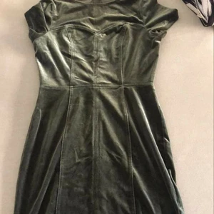 Sam klänning  - Mjuk och len. Ej märke. Ej lapp. Från asos tror jag. Liten storlek 38. Polyester. Som ny. Handtvätt. Vacker skogs grön. 