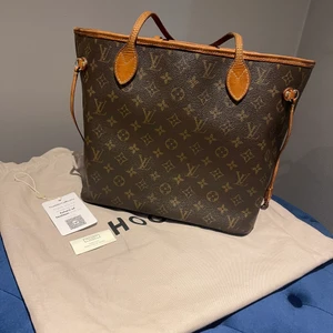Louis Vuitton Neverfull MM monogram  - En klassisk väska från Louis Vuitton. Modell Neverfull storlek MM i monogram canvas. Ofta slutsåld och svår att få tag på.   Väldigt välvårdad och fint skick! Jättefin canvas utan skador, fin i bindningen. Finns litet slitage undertill på väskan som är svårt att motverkas, syns dock inte om man inte tittar underifrån. Kan såklart skicka fler bilder vid intresse. Insidan är i fint skick med lite små fläckar, går säkert att tvätta bort, samt lite skav inne i innerfickan. Orderbekräftelse från VC.