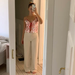 ♥️Silkestopp i hjärtemönster♥️ - Säljer en röd-vit silkestopp i hjärtemönster. Superfin och aldrig använd! ♥️♥️♥️ Märket är okänt, storleken är S och säljer den då den är lite för stor för mig i bysten. 