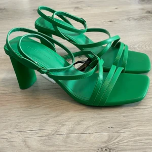 Gröna klackskor från Bershka storlek 39 - Jag köpte två av dessa klackskor i olika storlekar och glömde lämna tillbaka ett par.💚