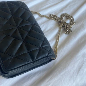 Axelremsväska från Zara  - Axelremsväska från Zara med ett quiltat mönster i lädret på väskan. Använd men bra skick. 