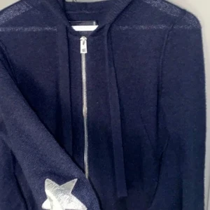 Kollar intresse!  - Kollar intresset för denna jätte fina och mysiga Zadig zip hoddie! Den är mörkblå och har Sjärnor på armbågarna och är Kashmir nypris är 3000 något men kan nog tänka sälja för  2000 då den är i nyskick! 