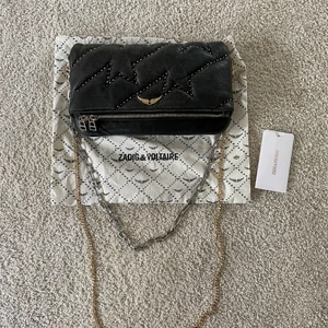 Zadig & Voltaire väska  - Zadig & Voltaire väska, köptes i Zadig butik 2019. Normalt slitage, men i fint skick.  Köpt för 4705kr. 