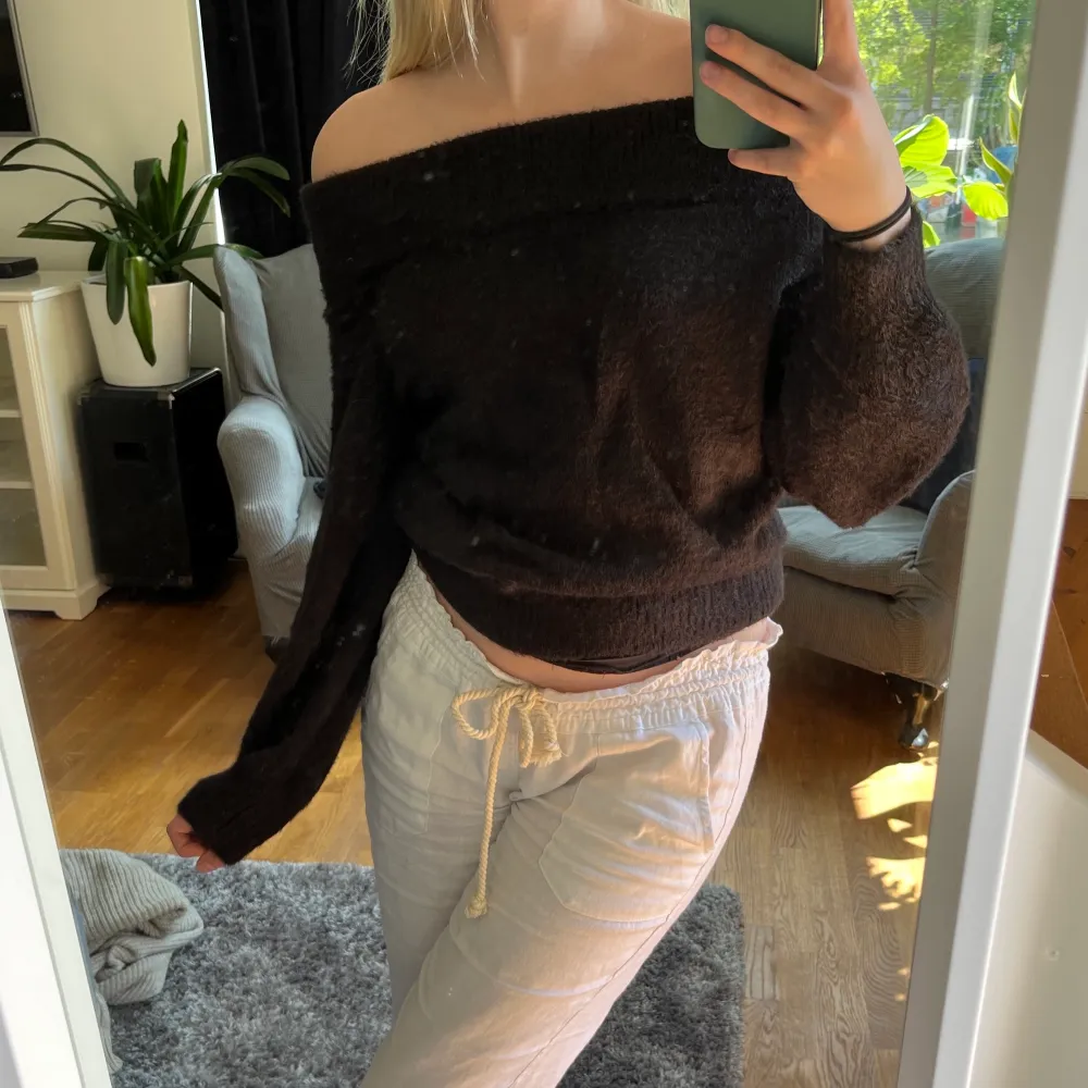 Jätte fin tröja som man både kan ha lite of shoulder som jag har på bilderna eller lite högre upp som en vanlig tröja. från hm i storlek xs. Kan mötas upp i Sundbyberg/stockholm annars står köparen föe frakten. Neuleet.