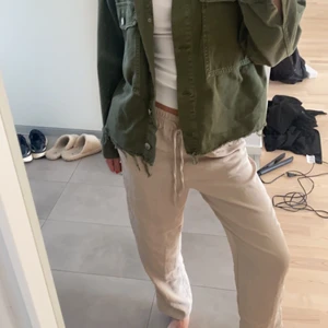 Linne/satinbyxor - Säljer dessa snygga byxor från hm storlek xs. Hör av dig om du har frågor💕