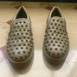 VALENTINO SKOR - VALENTINO GARAVANI low leather traniners gröna. Herr. Knappt anvnäda skick 9,5/10. Slutsålda överallt. Storleken är 45 men passar 44