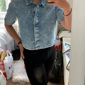 Kort skjorta i jeans - Tröja/skjorta i jeansliknade material. Väldigt skön & i bra skick! Paketpris vid köp av flera plagg✨💫