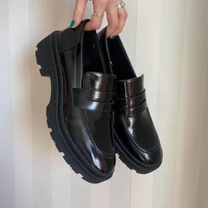 Oanvända svarta loafers - Måste tyvärr sälja dessa då de är för stora för mig;( Helt oanvända!! 