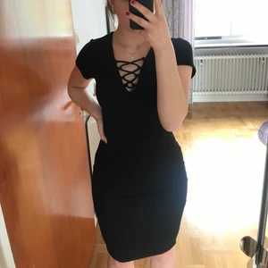 Svart klänning - Svart klänning med knytning som endast har använts ett par gånger. Ganska tjockt material sitter bekvämt mot kroppen. Priset är diksuterbart 💕