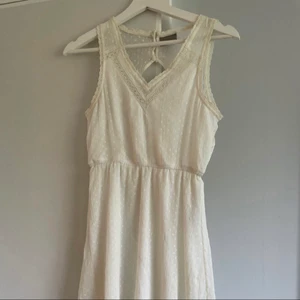 Klänning - Säljer denna supersöta vita klänningen som jag använt en gång när jag konfirmerade mig. Den är från Vero Moda och är i storlek XS.  Är i bra skick och klänningen är så skön. Den slutar ca 1,5dm ovanför knäna på mig som är 160cm lång.  Bara att skicka ett meddelande om ni vill ha fler bilder/mer info! Pris går att diskutera!