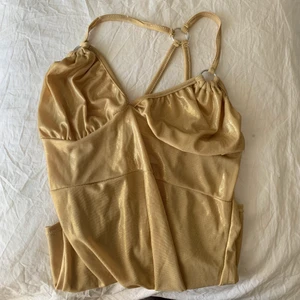 Guldig topp - Hittade denna skönhet på humana secondhand. Den är tyvärr för liten för mig💗 passar S-M men sitter nog bättre om man har lite mindre byst. Materialet är förövrigt stretchigt. 