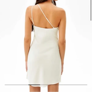 Vit satinklänning - En superfin vit satinklänning från bershka i storlek S. Säljer då jag råka klicka hem 2 likadana. Slutsåld i storleken! ALDRIG ANVÄND, prislappen är kvar!  Kostar egentligen 229kr, säljer för 175kr eller högsta bud. Mycket finare och vitare i verkligheten💕💕