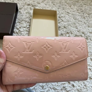 LV Sarah wallet rose ballerina  - Fin, fräsch rosa LV wallet från 2016 säljes. Originalkvitto och låda finns och medföljer. Perfekt att ha i sommar. 19 * 10. Myntfack, plats för många kort och sedlar. Jag skickar endast spårbart och köparen betalar frakten på 66kr.