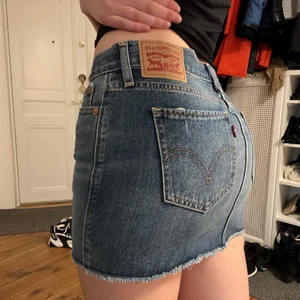 Levi's kjol - Jättefin low waist jeanskjol från Levi's i storlek 26. Jättebra skick. Köpt för några år sedan och säljer då den har blivit för kort för mig. Perfekt till sommaren. Skriv vid frågor eller för mer bilder😊
