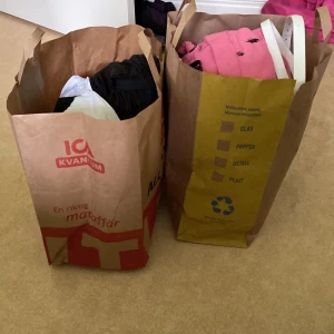 Kläder - Två pappkassar med kläder fulla av olika sorters kläder. Storlekar från allt mellan 134-170.                                                En kasse för 700kr båda för 1200kr