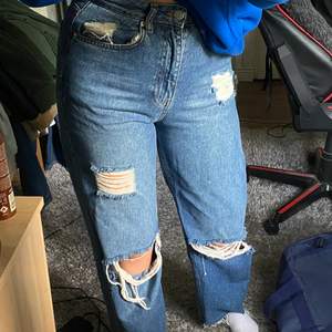 Jeans från NAKD i storlek 36, klippta längst ner för att passa en kortis (160 cm)