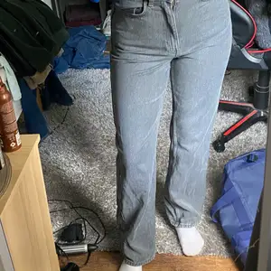 Gråa jeans från Weekday i strl W27/L30
