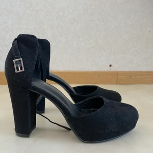 Black high heels - Black high heels I used them once for a weddding, not my style that’s why I’m selling them 