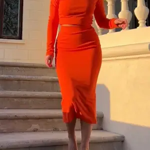 Helt ny GinaTricot set med kjol och tröja i den perfekta orange färgen 🧡 