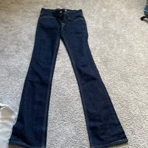 Ett par låga jeans 