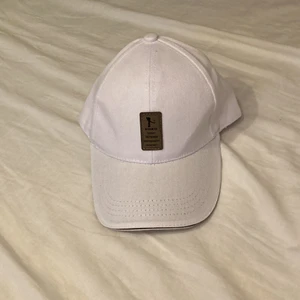 Vit keps - Svinfin att gå runt med på stan och stranden. Inte använd. Sitter bra, rekomenderat för tjejer. 